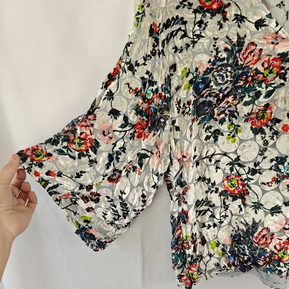 Anthropologie Maeve Umi Wrap Velvet Floral V- Neck Silk Blend Blouse Size Medium - Picture 7 of 12